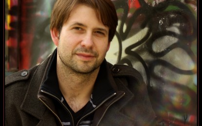 Wyglądając zza firanki